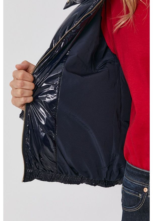 TOMMY HILFIGER - Tommy Hilfiger Kurtka puchowa damska kolor granatowy zimowa. Okazja: na co dzień. Kolor: niebieski. Materiał: puch. Wzór: gładki. Sezon: zima. Styl: casual