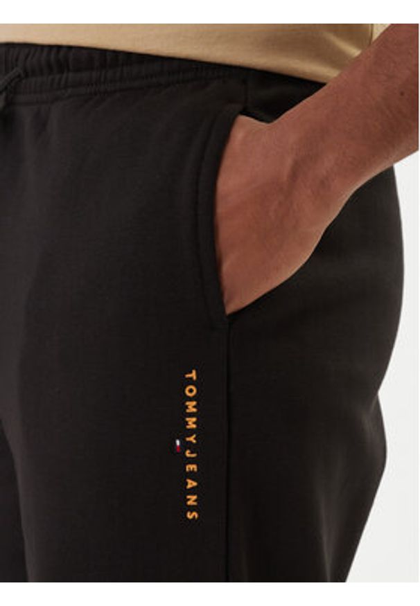 Tommy Jeans Spodnie dresowe Linear DM0DM23014 Czarny Regular Fit. Kolor: czarny. Materiał: bawełna