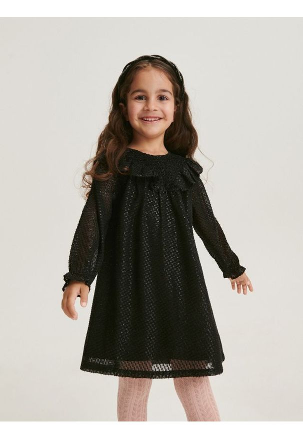 Reserved - Sukienka z falbaną - czarny. Kolor: czarny. Materiał: tkanina
