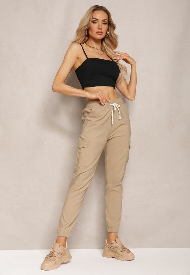 Renee - Beżowe Spodnie High Waist o Fasonie Bojówek Istredda. Stan: podwyższony. Kolor: beżowy. Materiał: materiał. Wzór: moro. Styl: militarny