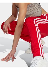 Adidas - adidas Spodnie dresowe adicolor SST IK6603 Czerwony Slim Fit. Kolor: czerwony. Materiał: bawełna #6