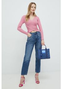 Guess sweter damski kolor różowy lekki. Kolor: różowy. Materiał: włókno, dzianina. Długość rękawa: raglanowy rękaw. Wzór: gładki #4