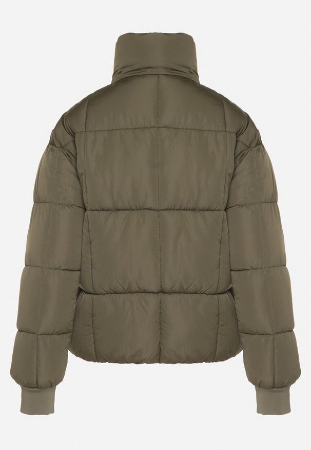 Born2be - Ciemnozielona Pikowana Kurtka Puffer o Prostym Kroju ze Ściągaczami przy Rękawach Suzzana. Okazja: na spacer, na co dzień. Kolor: zielony. Materiał: poliester, jeans. Styl: elegancki, casual