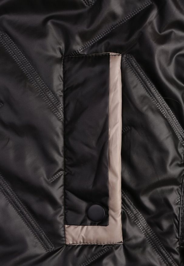 Renee - Czarna Kurtka z Pikowanymi Przeszyciami i Kapturem Ściągana po Bokach Nusillian. Okazja: na co dzień. Kolor: czarny. Materiał: jeans. Styl: casual, elegancki, klasyczny