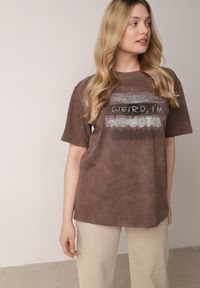 Born2be - Brązowy T-shirt z Bawełny o Kroju Oversize z Napisem Orinvyra. Okazja: na co dzień, do pracy, na spotkanie biznesowe. Kolor: brązowy. Materiał: bawełna. Wzór: napisy. Styl: casual, biznesowy, elegancki #1