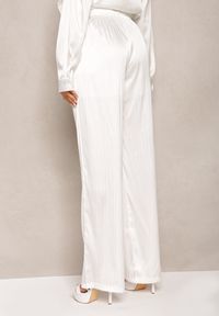 Renee - Białe Szerokie Spodnie z Gumką w Talii i Błyszczącym Wzorem w Paski Zoyama. Kolor: biały. Wzór: paski