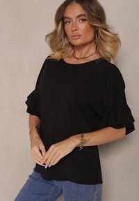 Renee - Czarna Bluzka z Wiskozą o Kroju Nietoperza Ozdobiona Falbankami Ranova. Okazja: na co dzień. Typ kołnierza: kołnierz z falbankami. Kolor: czarny. Materiał: wiskoza. Wzór: aplikacja. Sezon: wiosna. Styl: klasyczny, elegancki, casual