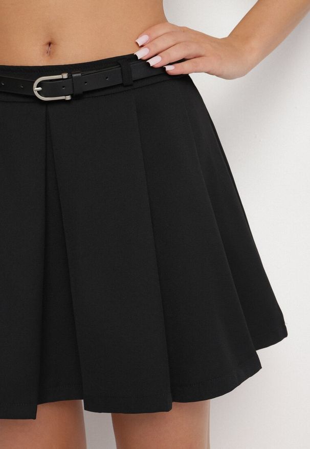 Born2be - Czarna Spódnica Rozkloszowana z Paskiem i Podszewką Imitującą Szorty Rasllia. Okazja: na co dzień. Kolor: czarny. Styl: klasyczny, elegancki, casual
