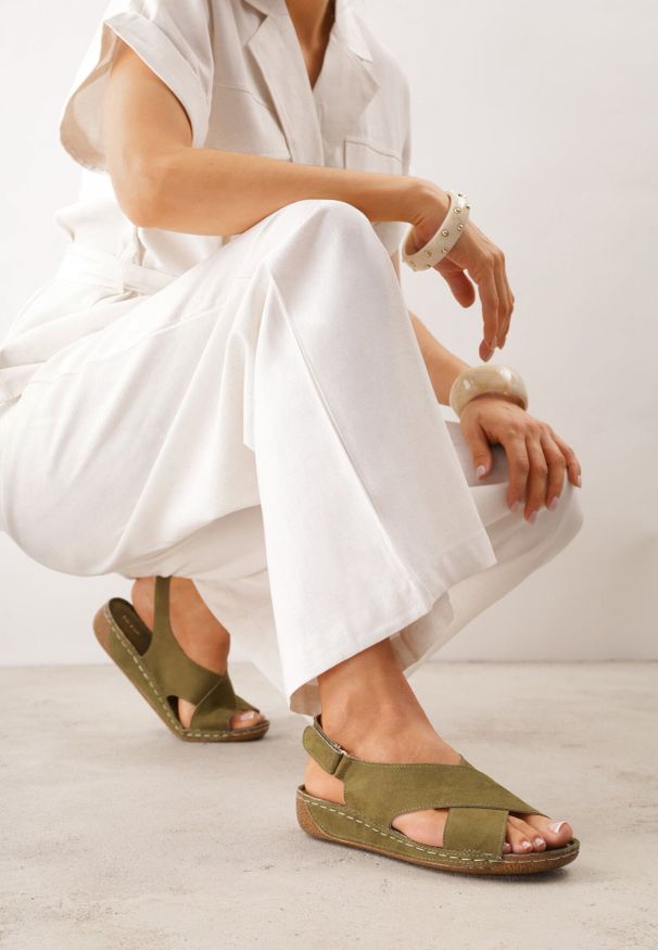 Born2be - Zielone Sandały VICES z Paskami w Kształcie X i Podeszwą z Imitacji Korka Kaphis. Okazja: do pracy, na co dzień. Zapięcie: pasek. Kolor: zielony. Materiał: len. Wzór: paski. Sezon: lato. Styl: wakacyjny, casual