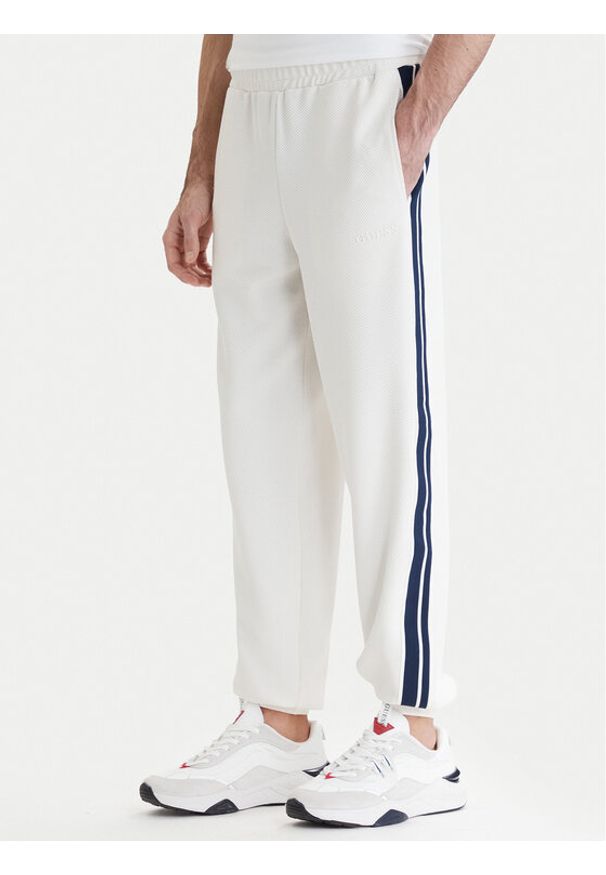 Guess Spodnie dresowe Z6GB11 K3202 Biały Regular Fit. Kolor: biały. Materiał: syntetyk