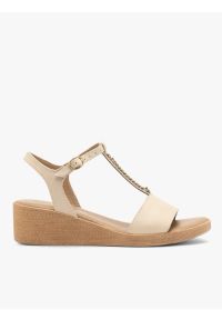 Ryłko - Kremowe sandały damskie z łańcuszkiem. Zapięcie: sprzączka. Kolor: beżowy. Materiał: skóra. Wzór: aplikacja. Obcas: na obcasie. Styl: street. Wysokość obcasa: średni #1