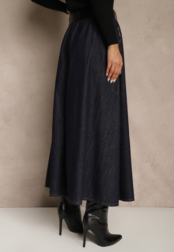 Renee - Granatowa Rozkloszowana Spódnica Jeansowa Midi z Paskiem Wendlla. Okazja: na co dzień. Kolor: niebieski. Materiał: jeans. Styl: klasyczny, casual