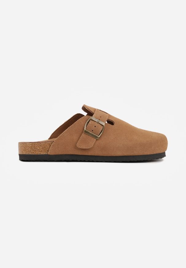 Renee - Jasnobrązowe Klapki Typu Chodaki z Zamszu Naturalnego z Klamrą Meridnore. Kolor: brązowy. Materiał: zamsz. Sezon: lato. Styl: elegancki