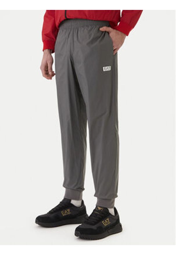 EA7 Emporio Armani Dres 7M001382 AF21521 M5104 Czerwony Regular Fit. Kolor: czerwony. Materiał: syntetyk