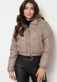 Born2be - Beżowa Kurtka Pikowana o Krótkim Fasonie z Kapturem Tinthella. Okazja: na spacer, na co dzień. Typ kołnierza: kaptur. Kolor: beżowy. Materiał: jeans. Długość: krótkie. Wzór: aplikacja. Styl: casual, elegancki #7