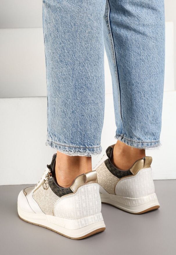 Renee - Beżowo-Złote Sneakersy z Wkładką ze Skóry Naturalnej Zdobione Suwakiem Fihanor. Okazja: na co dzień. Kolor: beżowy. Materiał: skóra. Wzór: aplikacja. Obcas: na obcasie. Wysokość obcasa: niski