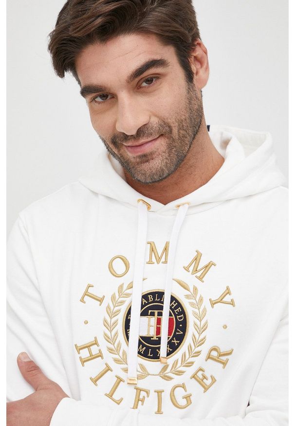 TOMMY HILFIGER - Tommy Hilfiger bluza bawełniana ICON męska kolor beżowy z kapturem z aplikacją. Okazja: na co dzień. Typ kołnierza: kaptur. Kolor: beżowy. Materiał: bawełna. Wzór: aplikacja. Styl: casual
