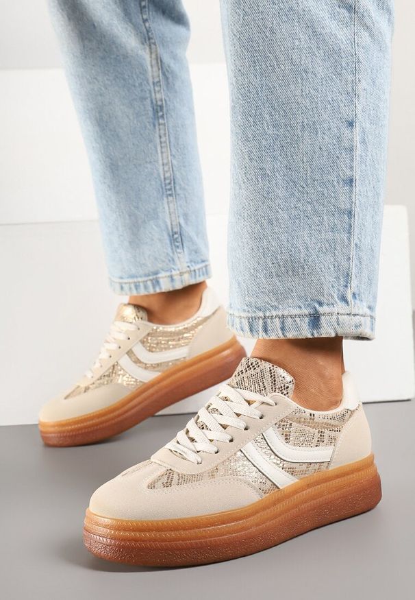 Born2be - Beżowe Wężowe Sneakersy w Stylu Klasycznych Tenisówek na Grubej Podeszwie Grelritia. Nosek buta: okrągły. Zapięcie: sznurówki. Kolor: beżowy. Materiał: materiał. Obcas: na obcasie. Wysokość obcasa: niski