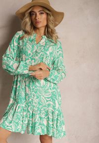 Renee - Zielona Rozkloszowana Sukienka Mini z Wiskozy w Koszulowym Stylu z Motywem Natury Berdia. Typ kołnierza: kołnierzyk stójkowy. Kolor: zielony. Materiał: wiskoza. Wzór: aplikacja, kwiaty. Typ sukienki: koszulowe. Długość: mini