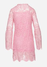 Born2be - Różowa Koronkowa Sukienka Mini z Długimi Rękawami i Kokardkami Temona. Typ kołnierza: kokarda. Kolor: różowy. Materiał: koronka. Długość rękawa: długi rękaw. Długość: mini #5