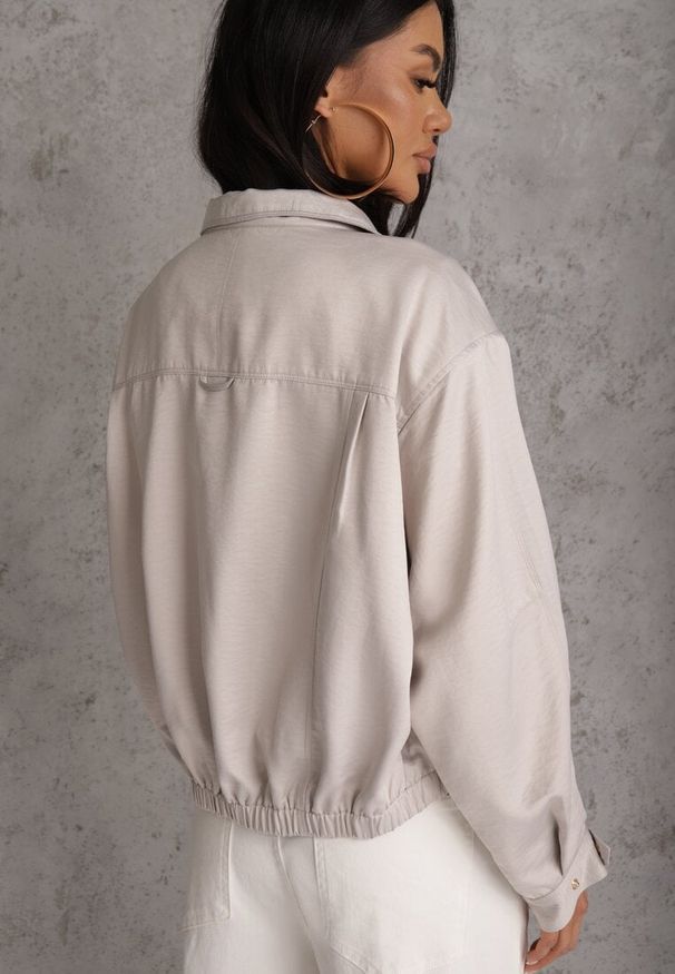 Renee - Beżowa Kurtka Bomberka Oversize z Regulowanymi Mankietami Lann. Okazja: na co dzień. Typ kołnierza: dekolt gorset. Kolor: beżowy. Materiał: poliester, jeans. Sezon: wiosna. Styl: casual