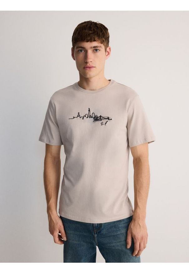 Reserved - T-shirt regular z nadrukiem - beżowy. Kolor: beżowy. Materiał: bawełna. Wzór: nadruk