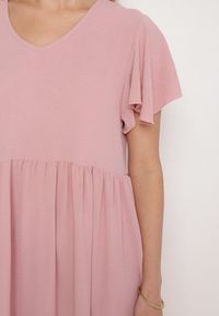 Born2be - Różowa Sukienka o Rozkloszowanym Kroju z Wiskozą Filastia. Okazja: na co dzień. Typ kołnierza: dekolt w kształcie V. Kolor: różowy. Materiał: wiskoza. Długość rękawa: krótki rękaw. Typ sukienki: rozkloszowane. Styl: klasyczny, casual, elegancki #4