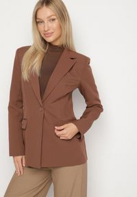 Born2be - Brązowa Taliowana Marynarka VICES z Usztywnionymi Ramionami Aravita. Okazja: na co dzień. Kolor: brązowy. Styl: klasyczny, casual, elegancki #5