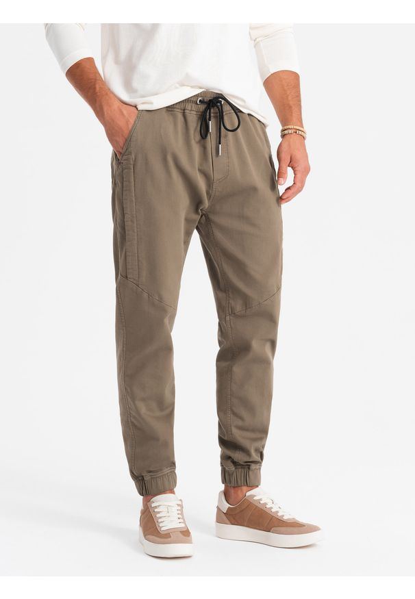 Ombre Clothing - Dzianinowe męskie spodnie joggery z ozdobną plisą – ciemnobrązowe V2 - Rozmiar: XL. Okazja: na co dzień. Kolor: brązowy. Materiał: dzianina. Długość: długie. Wzór: aplikacja, jednolity. Styl: casual