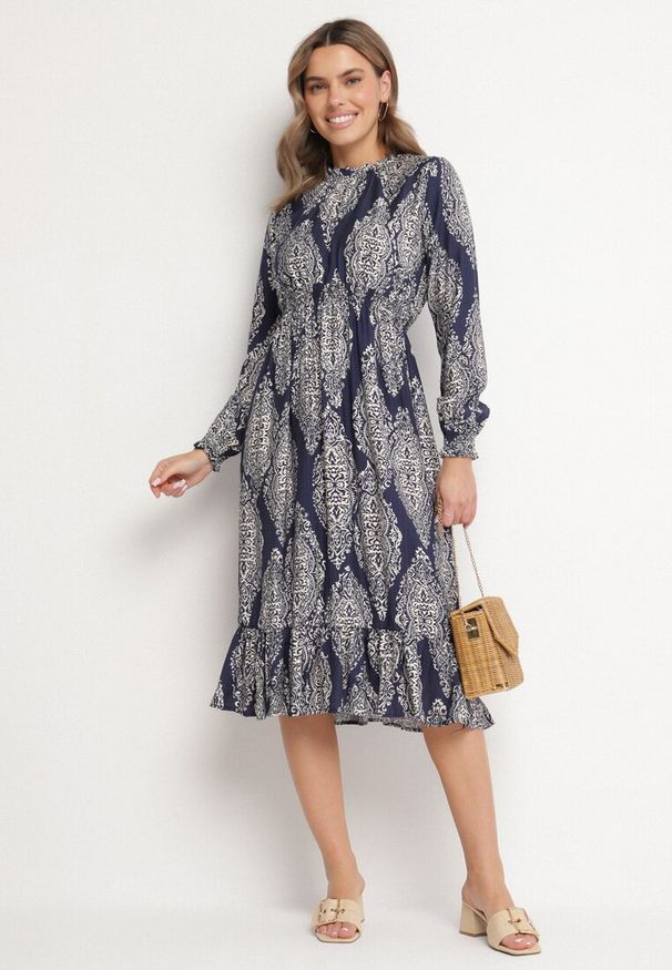 Born2be - Niebieska Sukienka o Rozkloszowanym Kroju z Gumką w Talii w Etniczny Wzór Napisa. Okazja: na co dzień, do pracy. Typ kołnierza: kołnierz z falbankami, kołnierzyk stójkowy. Kolor: niebieski. Materiał: skóra. Długość rękawa: długi rękaw. Wzór: aplikacja. Styl: casual, elegancki
