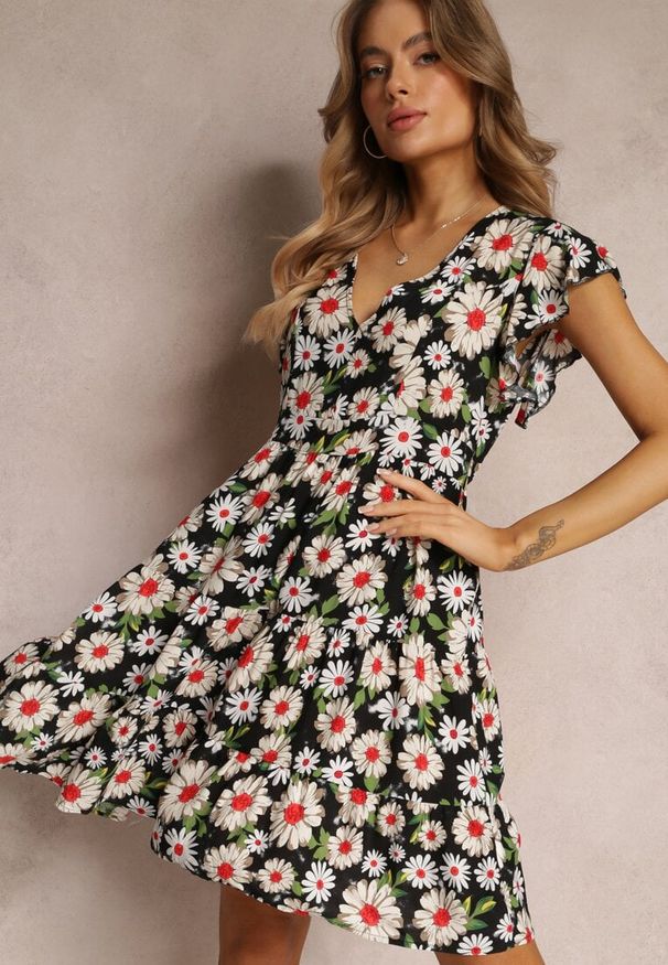 Renee - Czarna Taliowana Sukienka Mini w Kwiaty z Gumką w Talii Teziovi. Kolor: czarny. Materiał: wiskoza. Wzór: kwiaty. Długość: mini