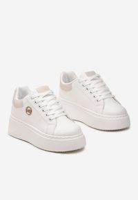 Renee - Biało-Beżowe Sneakersy z Ekoskóry na Platformie Ozdobione Monogramem Simorina. Kolor: biały. Materiał: jeans. Wzór: aplikacja. Obcas: na platformie #2
