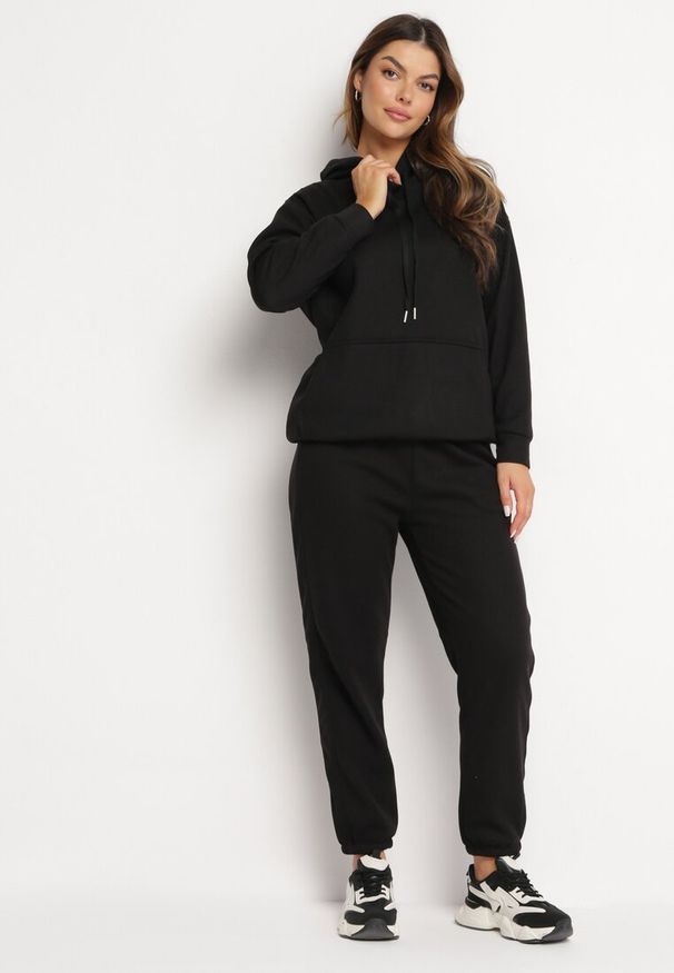 Born2be - Czarny Bawełniany Komplet Dresowy z Bluzą i Spodniami Zansira. Kolor: czarny. Materiał: bawełna, dresówka. Sport: turystyka piesza