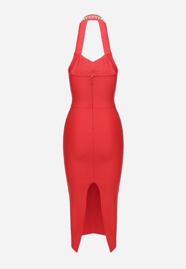 Born2be - Czerwona Dopasowana Sukienka z Wiskozą z Dekoltem Halter i Rozcięciem Zdobiona Perłami Sanithiel. Okazja: na imprezę. Typ kołnierza: dekolt halter. Kolor: czerwony. Materiał: wiskoza. Wzór: aplikacja