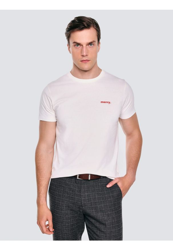 Big-Star - Koszulka męska z niewielkim nadrukiem na piersi biała Karr 100. Kolor: biały. Materiał: dzianina, bawełna, jeans. Długość rękawa: krótki rękaw. Długość: krótkie. Wzór: nadruk. Sezon: zima. Styl: wizytowy, klasyczny