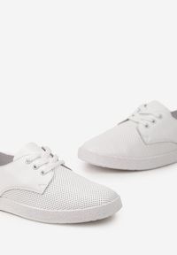 Born2be - Białe Buty Sportowe Skórzane z Ozdobną Perforacją Yalina. Kolor: biały. Materiał: skóra