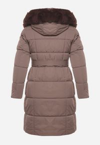 Born2be - Brązowa Pikowana Kurtka z Kapturem z Futrem i Wiązanym Paskiem Mevinatia. Okazja: na co dzień. Typ kołnierza: kaptur. Kolekcja: plus size. Kolor: brązowy. Materiał: futro. Styl: casual, klasyczny #5