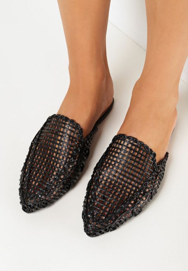 Born2be - Czarne Ażurowe Klapki ze Szpiczastym Noskiem Yeilani. Okazja: na co dzień. Nosek buta: szpiczasty. Kolor: czarny. Wzór: ażurowy. Styl: casual, elegancki