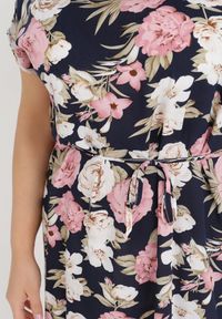Born2be - Granatowo-Różowa Sukienka Endiore. Okazja: na ślub cywilny, na randkę, na wesele. Kolekcja: plus size. Kolor: niebieski. Wzór: aplikacja, kwiaty, nadruk. Typ sukienki: dla puszystych. Materiał: tkanina. Długość rękawa: krótki rękaw. Sezon: lato. Długość: midi #3