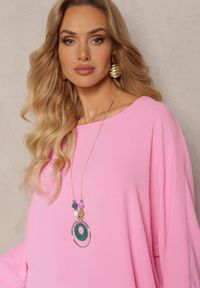 Renee - Różowa Bluzka o Fasonie Nietoperza z Naszyjnikiem Kenola. Kolor: różowy. Styl: elegancki #3