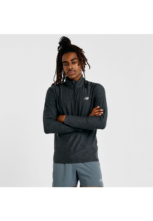 Bluza męska New Balance MT41915BKH – szara. Typ kołnierza: kołnierzyk stójkowy. Kolor: szary. Materiał: poliester, materiał. Sport: fitness