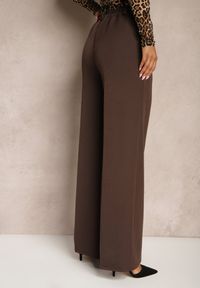 Renee - Ciemnobrązowe Szerokie Spodnie High Waist z Gumką w Pasie Eternel. Okazja: na spotkanie biznesowe. Stan: podwyższony. Kolor: brązowy. Materiał: jedwab. Styl: elegancki, biznesowy