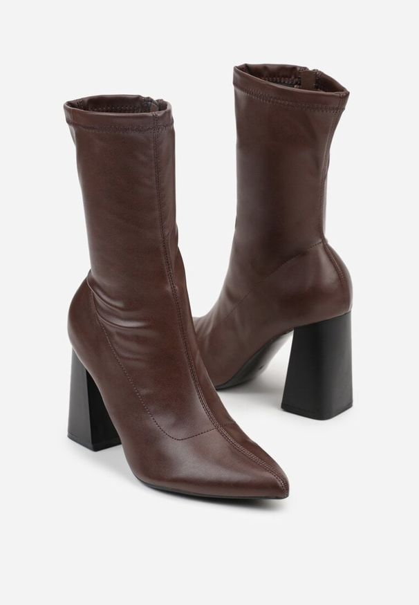 Renee - Brązowe Przylegające Botki Vices na Słupkowym Obcasie Nevitte. Okazja: na imprezę, na co dzień. Kolor: brązowy. Materiał: skóra, koronka. Obcas: na obcasie. Styl: elegancki, casual, klasyczny. Wysokość obcasa: średni