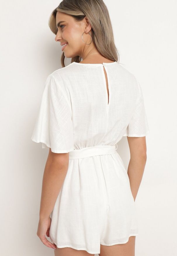 Born2be - Biały Bawełniany Kombinezon z Kopertowym Dekoltem i Materiałowym Paskiem w Talii Viklie. Kolor: biały. Materiał: bawełna, materiał. Długość rękawa: krótki rękaw. Długość: krótkie. Styl: elegancki