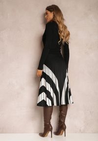 Renee - Czarna Sukienka z Wiskozy z Plisowanym Dołem Dikire. Kolor: czarny. Materiał: wiskoza