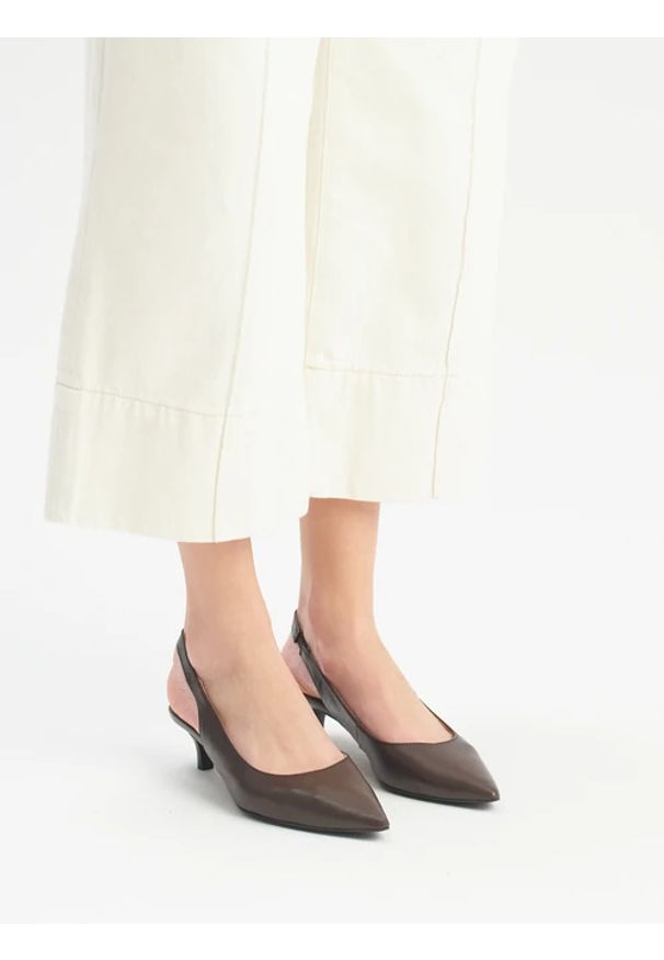 Ryłko - Brązowe czółenka slingback bez pięty. Okazja: na co dzień. Nosek buta: szpiczasty. Kolor: brązowy. Materiał: skóra. Obcas: na obcasie. Styl: casual, street, klasyczny, elegancki. Wysokość obcasa: średni
