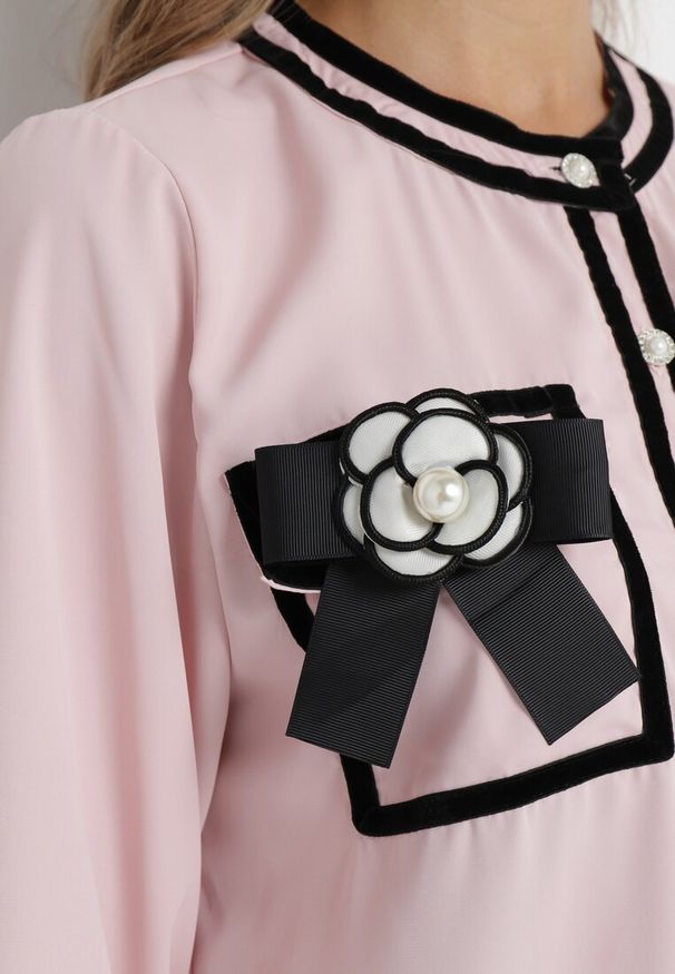 Born2be - Różowa Koszula z Broszką z Kokardką i Ozdobnymi Lamówkami Evelima. Okazja: na co dzień, na spotkanie biznesowe. Typ kołnierza: kokarda. Kolor: różowy. Materiał: jeans. Styl: biznesowy, casual