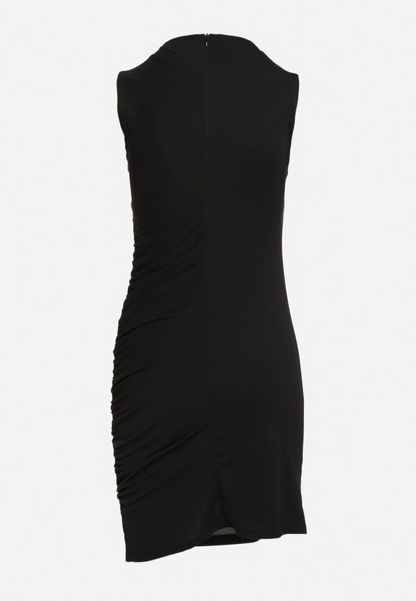 Born2be - Czarna Sukienka o Dopasowanym Fasonie z Marszczeniem z Boku Celsia. Kolor: czarny. Długość rękawa: bez rękawów. Styl: elegancki