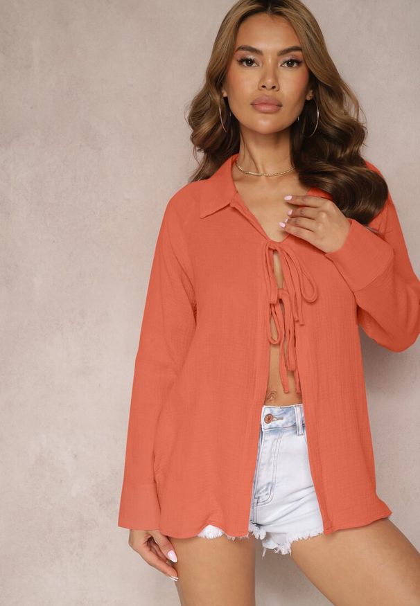 Renee - Pomarańczowa Casualowa Bluzka z Bawełny Wykończona Wiązaniem i Kołnierzykiem Cyrilla. Okazja: na co dzień. Kolor: pomarańczowy. Materiał: bawełna. Styl: casual