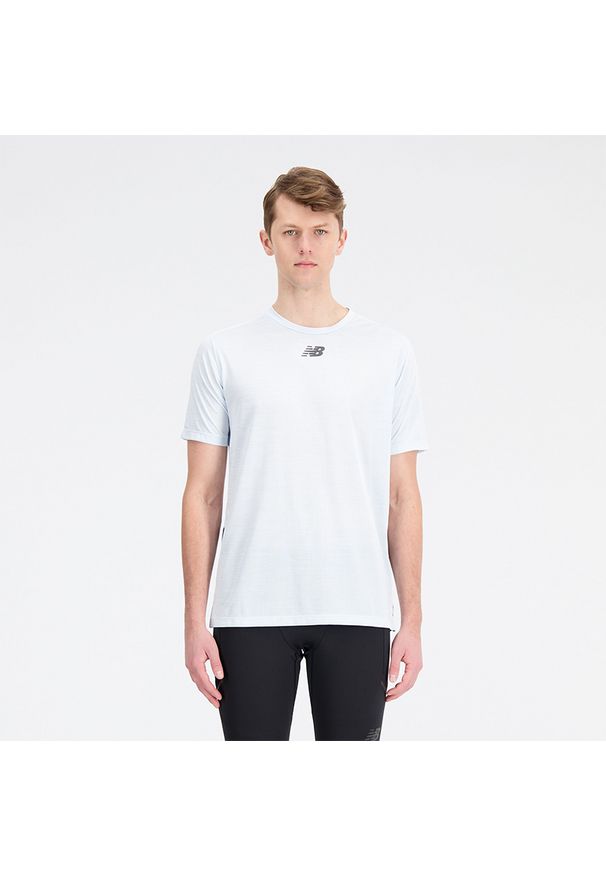 Koszulka męska New Balance MT31251IBH – biała. Kolor: biały. Materiał: materiał, poliester. Sezon: lato. Sport: fitness, bieganie